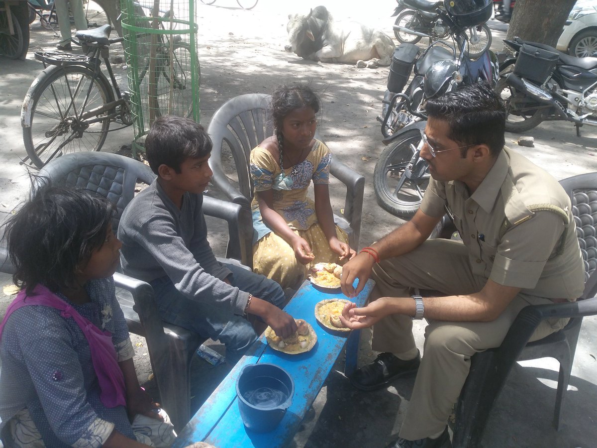 Raj_1516's tweet image. please retweet, सलाम ऐसी यूपी पुलिस को,जो ड्यूटी के साथ साथ करती है मानव सेवा, DIG range alld,मे नियुक्त है ये जवान, @Asinidhi  @Uppolice