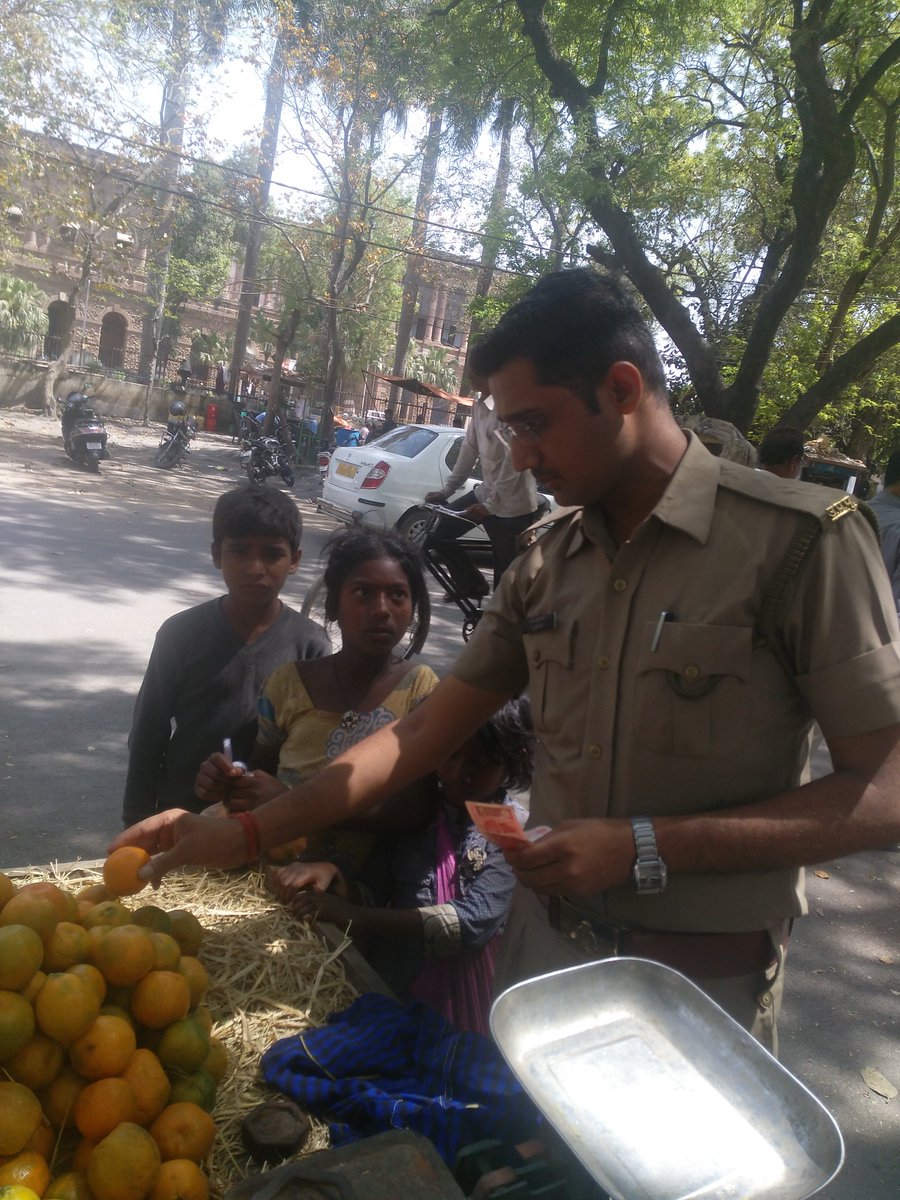 Raj_1516's tweet image. please retweet, सलाम ऐसी यूपी पुलिस को,जो ड्यूटी के साथ साथ करती है मानव सेवा, DIG range alld,मे नियुक्त है ये जवान, @Asinidhi  @Uppolice