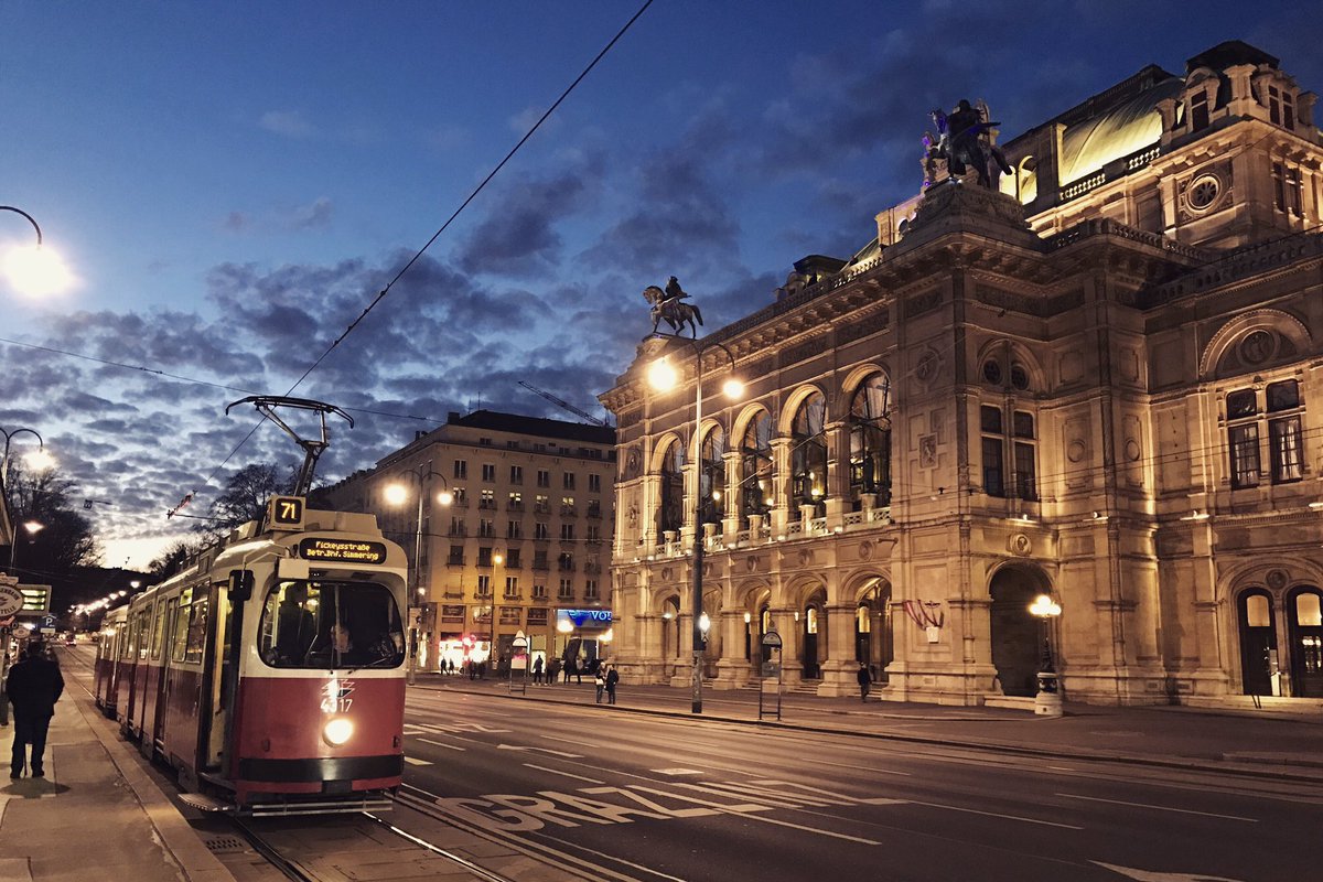 matlabulous's tweet photo. Thanks #ViennaR #meetup for having us @h2oai see you next time with more 💦🍕next stop #Amsterdam #PyData #AroundTheWorldWithH2Oai ✈️ https://t.co/vSlPnIaDkn