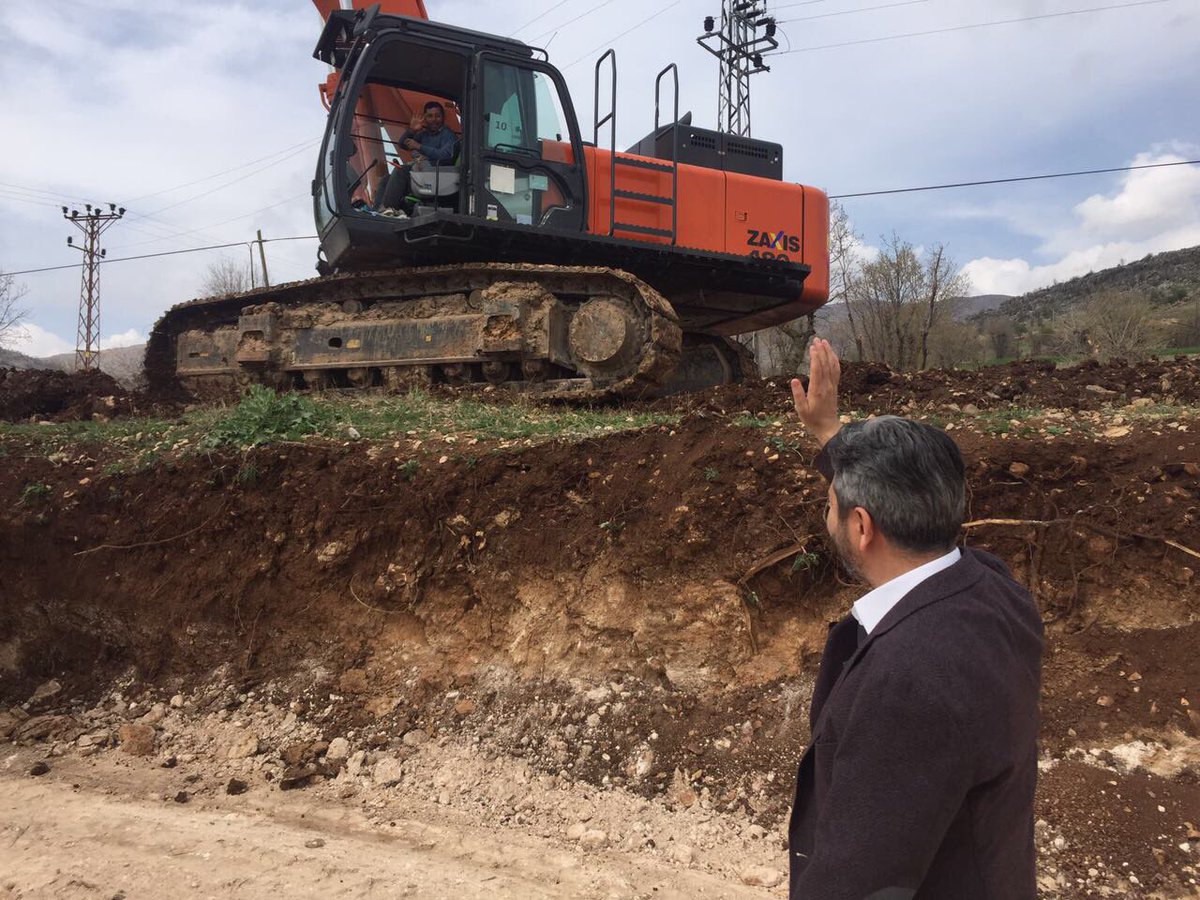 AhmetAYDIN_02's tweet photo. Nissibi köprüsü-Kahta arası yapımı devam eden yol çalışmalarını yerinde incelemelerde bulunduk. #GüçlüTürkiyeiçinEVET https://t.co/x2AsZZWuQK