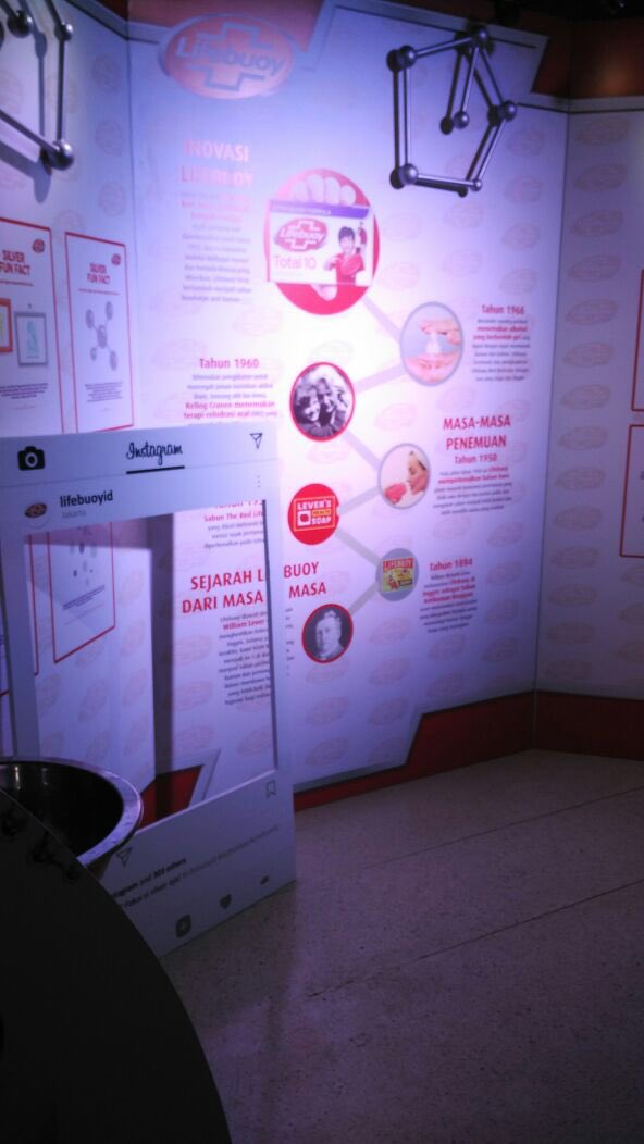 theurbanmama's tweet photo. Yuk Ma ke photo booth Rumah Sehat Lifebuoy u/ photo competition dgn hashtag #TUMBloggersMeetUp #ActivSilverActivFamily #LifebuoyActivSilver https://t.co/rUFnphWzdD