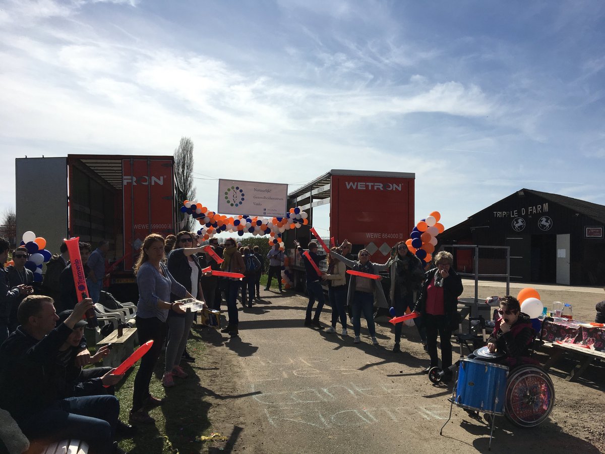 Venloop's tweet photo. Gefeliciteerd Genooyerweg, jullie winnen de #VenloopWandeltocht sfeerprijs en dus een straatbarbecue t.w.v. €500,-! #Venloop2017 #Sfeer https://t.co/yPVJKFIVoU