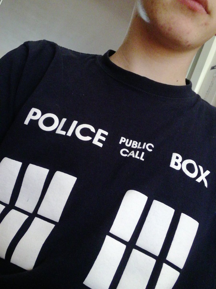 pentazoon's tweet photo. vi esco la mia bellissima maglia di dw #policepubliccallbox #DoctorWho https://t.co/v7cHKLno3O
