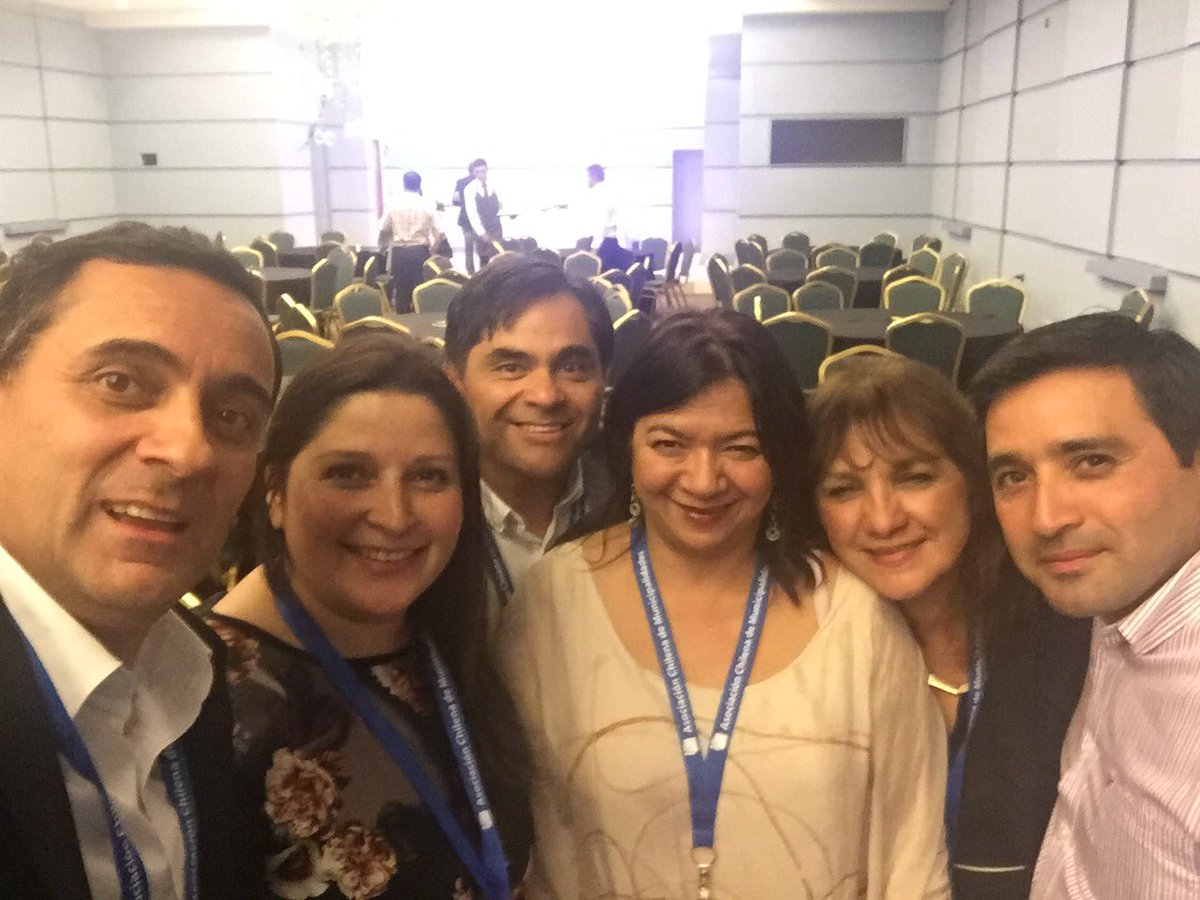 ClaudiaPizarro's tweet photo. Después de tanto tiempo es bueno reencontrarse con @Alcaldes_DC y concejales del país en congreso @AChMunicip https://t.co/7vyJWL6aIg