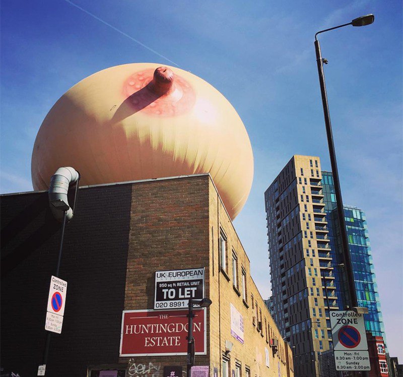 lacriaturacreat's tweet photo. Un pecho gigante en las calles de Londres para defender la lactancia materna en lugares públicos https://t.co/Qn9WnOTnwN https://t.co/BpiGlfAIW1