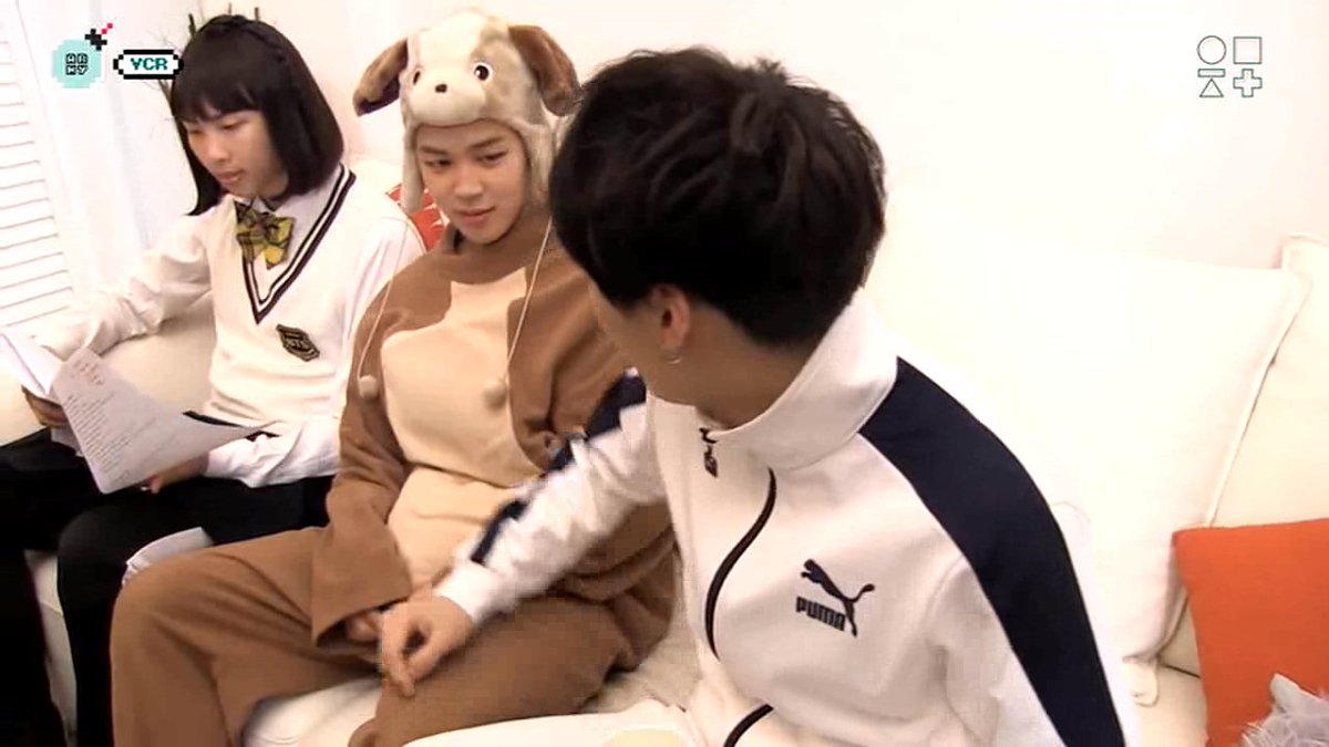 keundotcom's tweet photo. WHERE DID YOONGI HANDS GO I SAW WHAT YOU DID THERE 😏 #YoonMin https://t.co/BFGeaX1Tn8