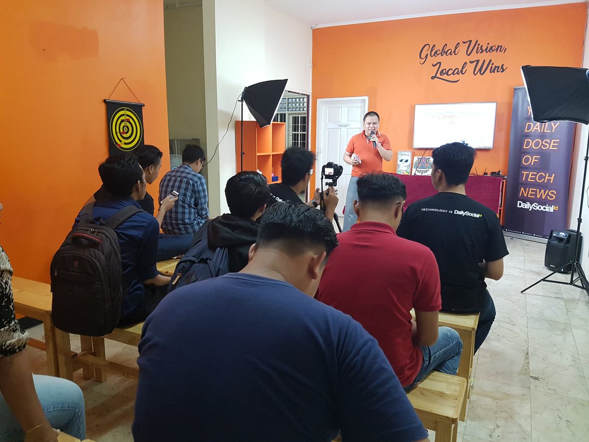 dailysocial's tweet image. #KamisKoding udah mulai nih, ngomongin soal API. Kalau ada pertanyaan ttg membangun API, silahkan mention kami + #KamisKoding yah