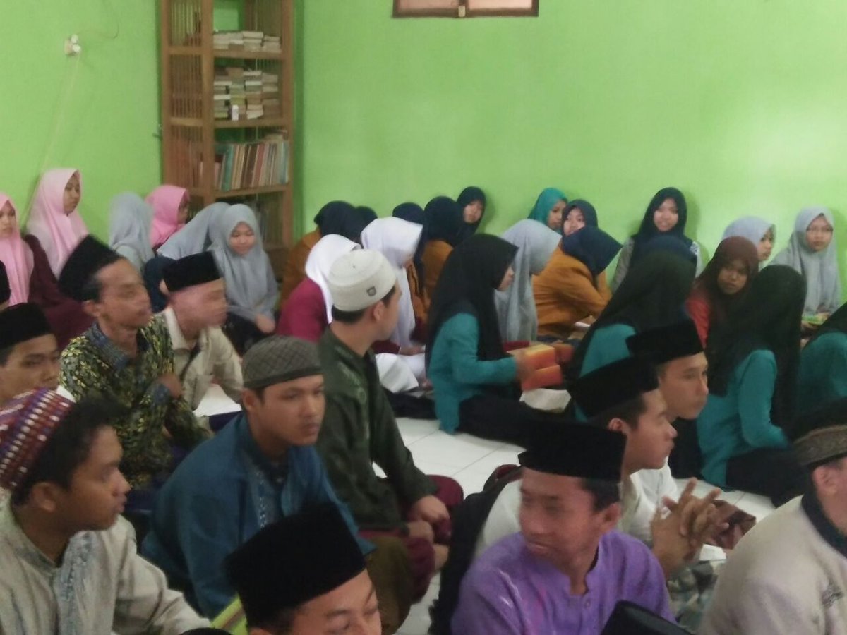 akoeanas's tweet photo. Alhamdulillah peserta mbludak di Musabaqah #KitabKuningPKB Kab Jepara @pakdhe_sono  @asrofi_radja @Gardasantrijtg @gardasantri https://t.co/qL7w2fzNz2