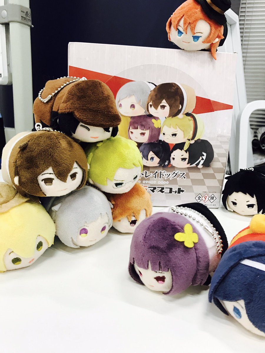 アニメ 文豪ストレイドッグス 公式 Sur Twitter 雑文 もちもちマスコット 再々販ありがとうございます 探偵社会議を見守るマフィア組 積まれるおもち もちもちマスコットマンションで特典だから部屋がないポートマフィア幹部様等 色々遊べますし手触りがよくて