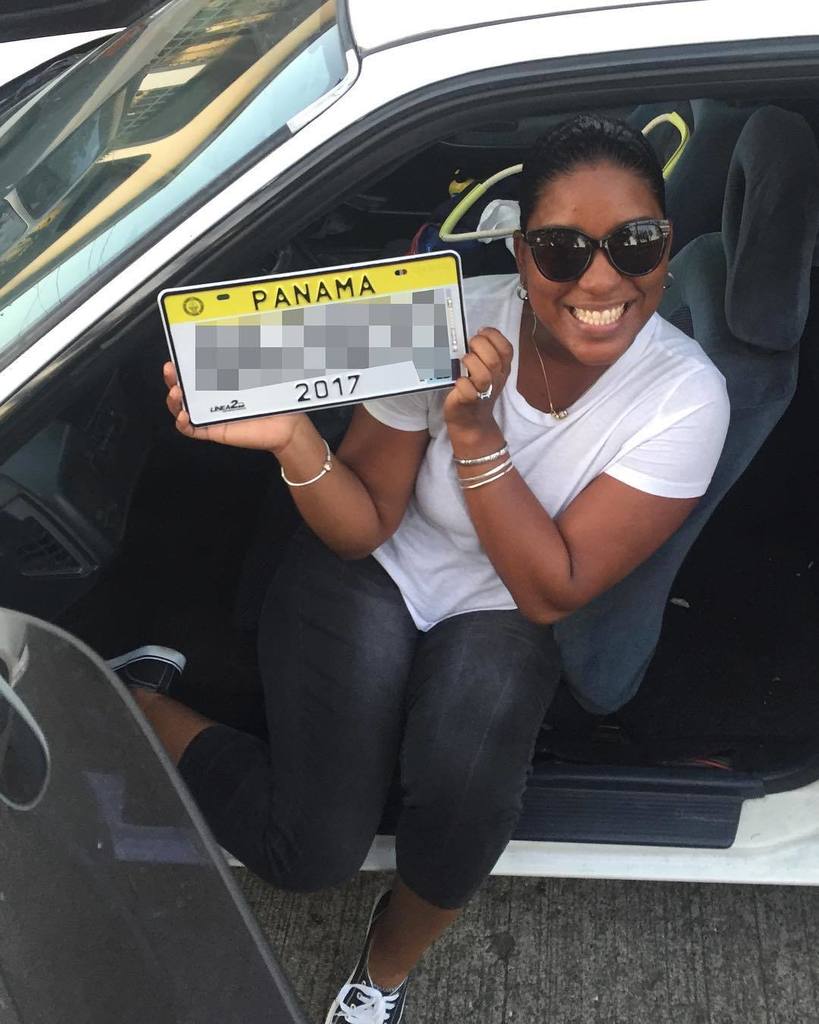 Realiza tus trámites a tiempo y sonríe como ella #tramitedeplaca Servi-Express Panamá. A su servicio siempre. Contáctenos al 393-7307/ 6567…