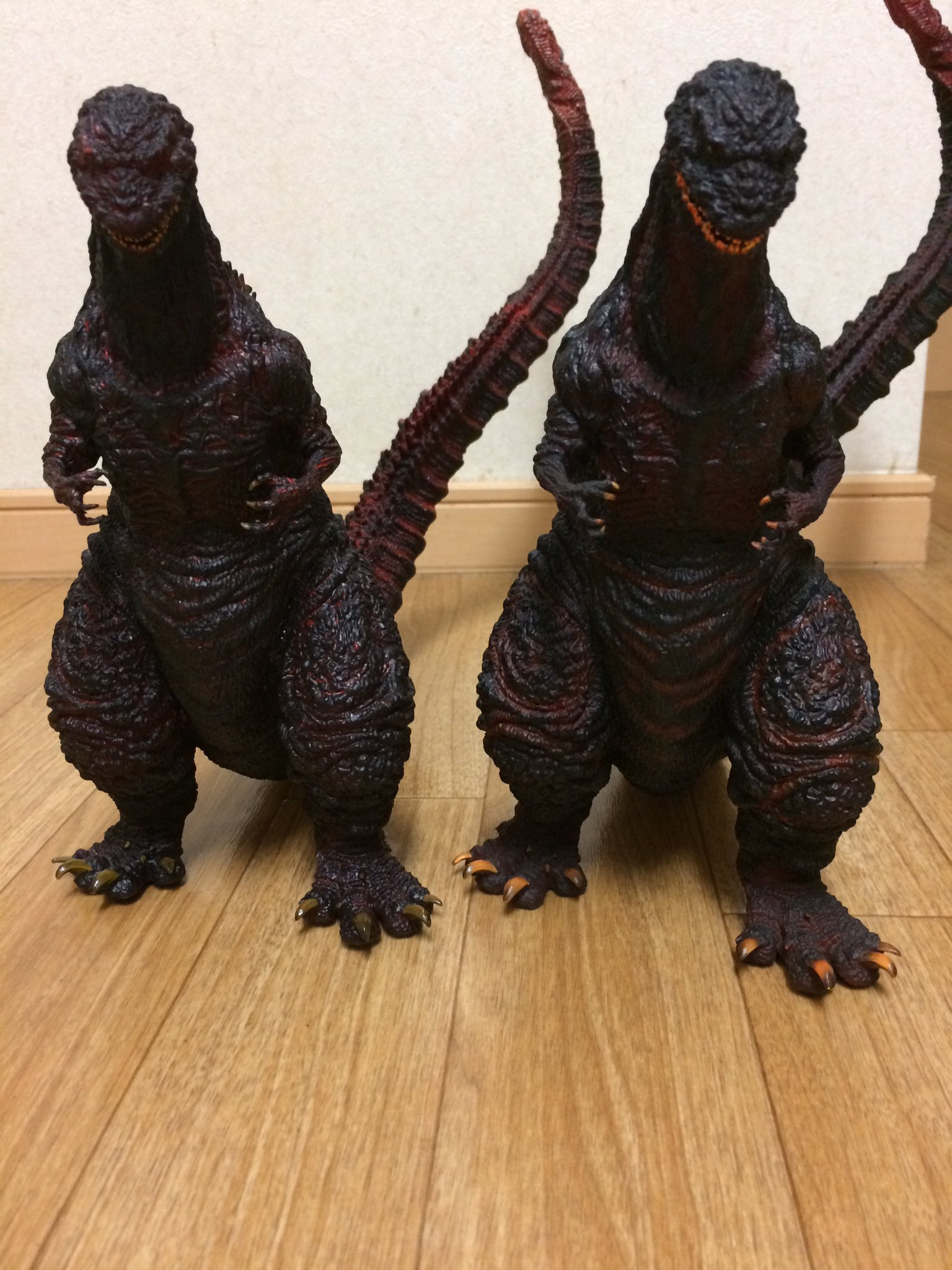 合体戦士 とるパカ シン ゴジラ 鎌倉上陸ver と 一番くじ で当てたやつを比較 左が鎌倉で右が一番くじ 全体的にはマットな色合いの一番くじの方がいいと思うけど 皮膚の下に滲む赤は鎌倉上陸の方が良く再現されてる 細かい T Co