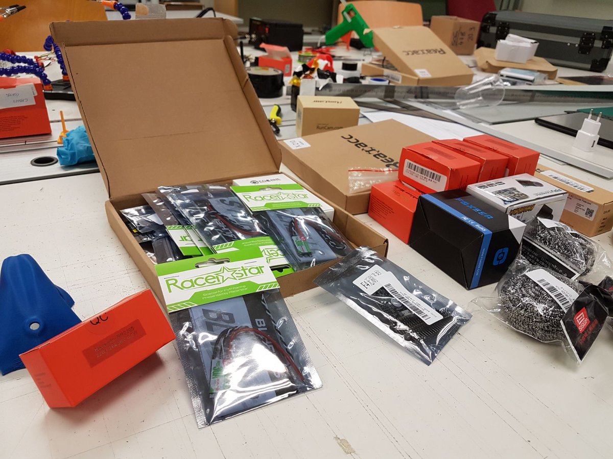 uni_DRONE's tweet photo. El laboratorio está a rebosar👍 #Racerstar #Foxeer #Reaxacc https://t.co/XaqYmI1ASR