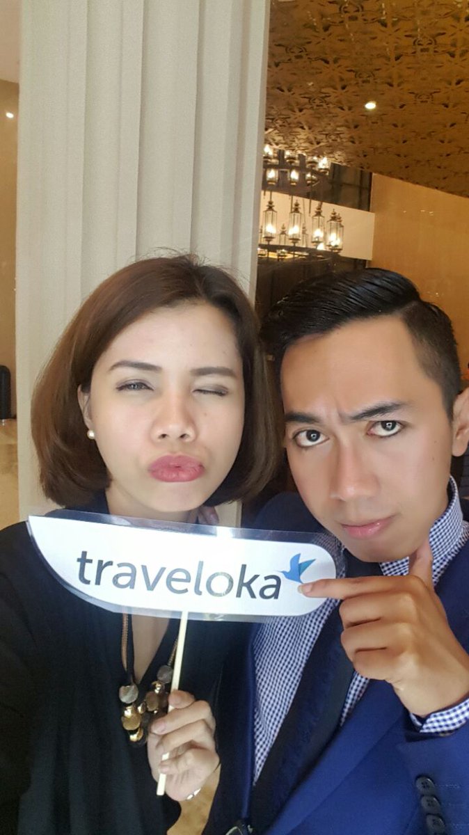 Awang5's tweet photo. Selfie-bration moment with @anglaina at @traveloka Hotel Awards 2017. Aw!

#TravelokaHotelAwards https://t.co/ZbgEmXR4Ss