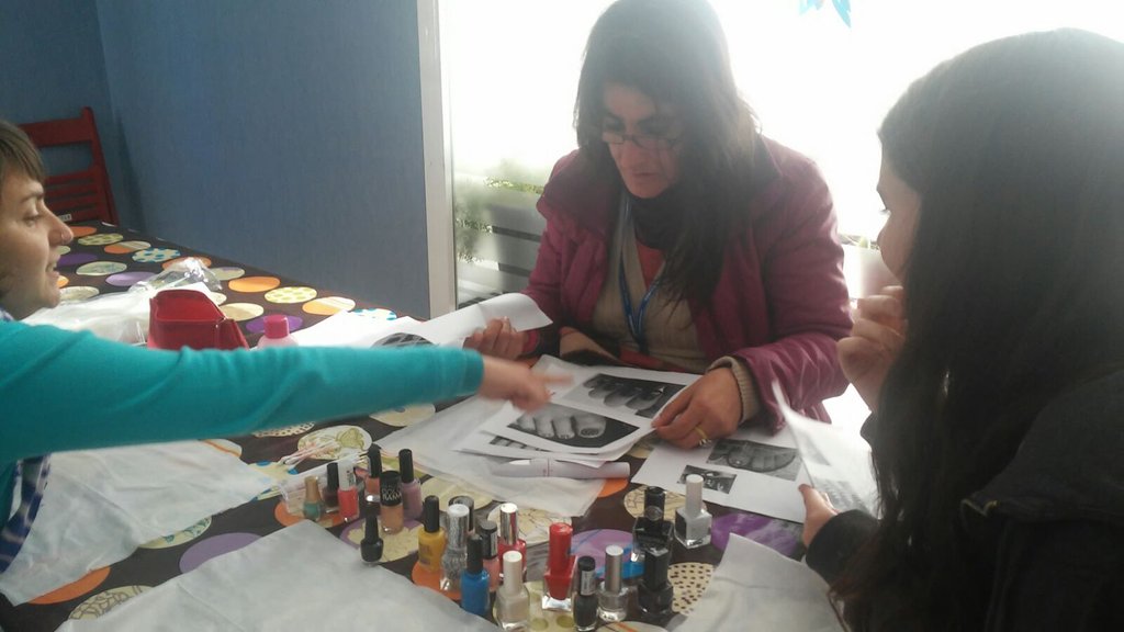 CEA_Atenea's tweet photo. Continuamos compartiendo con vosotr@s nuestros talleres de ocio.Esta semana ha tocado taller de manicura https://t.co/jtf8dyTAgg