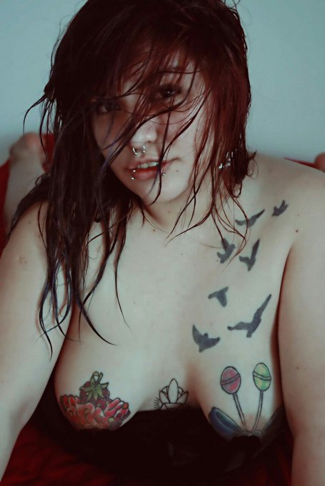 #BuenJueves #GenteSexyLolla #InkedGirls #Piercedgirls #tattooedgirls https://t.co/wSxng8T2us