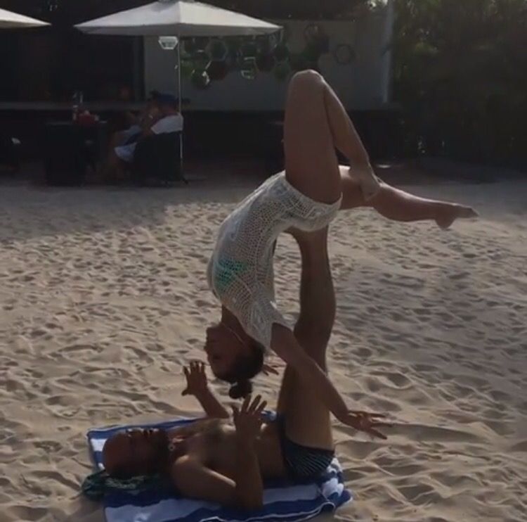 beastnetwork_'s tweet photo. Even on vacation @jadebug98 stays a beast! Check her out learning some AcroYoga on the beach. 💪🏽💪🏽💪🏽
_____
#TBSN #beastnetwork #immabeast https://t.co/lHmbpMEPwm