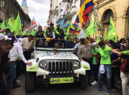 35MOVER's tweet photo. .@Lenin recorre la calle Bolívar en #Cuenca acompañado por miles de simpatizantes. #YoVotoPorLenin https://t.co/bA3TjBv3I8