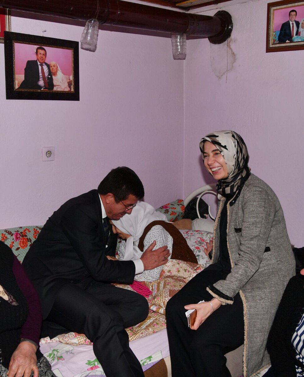 Duaları ile bu günlere geldiğim,ikinci bir ana bildiğim Fatma Nineme kandil ziyareti.
Bir kez daha ellerini öpmemi nasip eden Rabbime şükür.