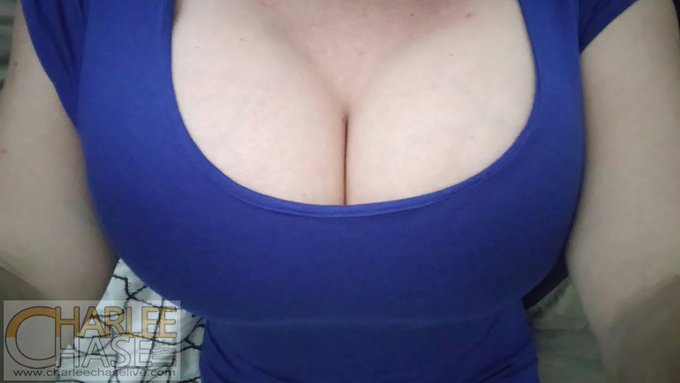 A bit of #cleavage in this dress ~~> https://t.co/mzgcYUIIP1<a href="/tag/cleavage"class="tags">#cleavage</a>