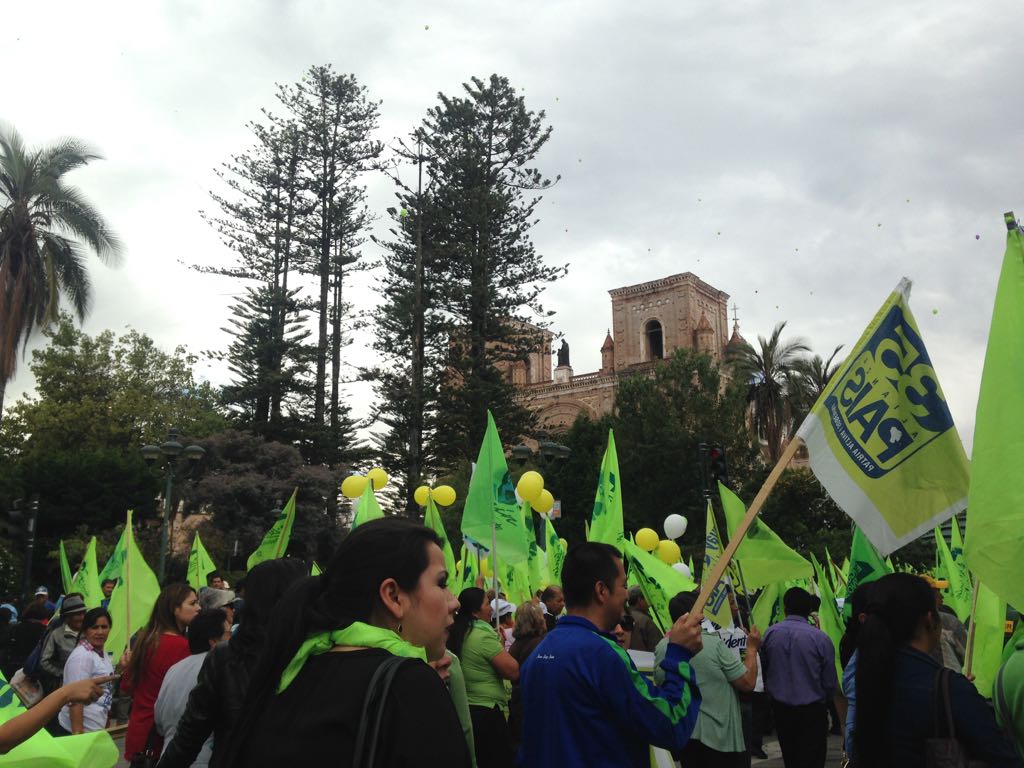 RCAzuay's tweet photo. "Esto no es pagado @Lenin se lo ha ganado" le dicen miles de azuayos en su cierre de campaña en el corazón de Cuenca #AzuayConLenín https://t.co/ajrC800YzM