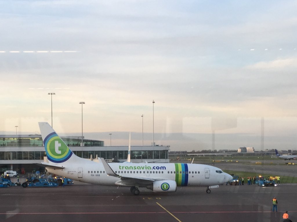 Nik_Engineer's tweet image. Team @Schiphol form line of honour to mark colleagues last 'push back' after 30yrs of service. Nice human moment in global aviation machine.