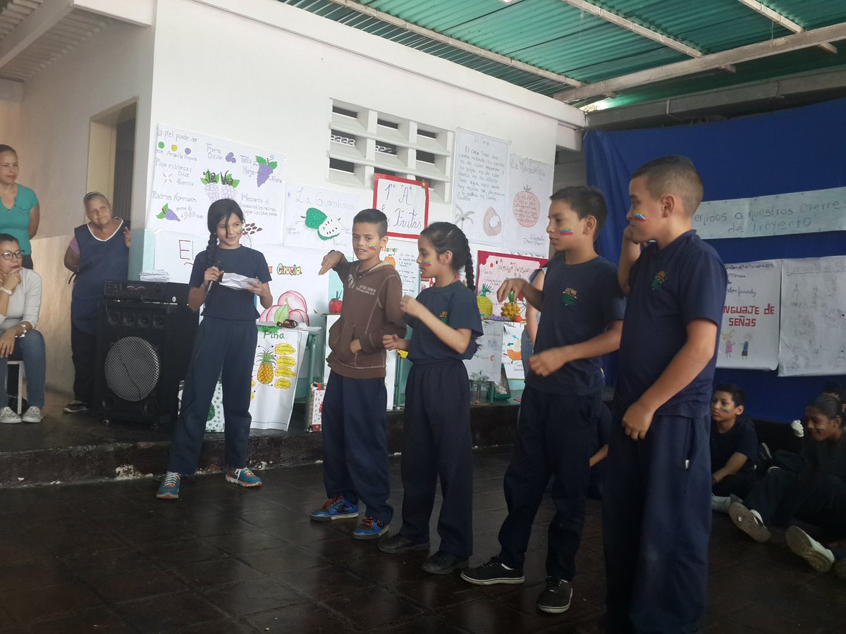 rufes1969's tweet photo. U.E.E. Las Minas  minitalentos y una presentación de lengua de señas. Charla de una persona con discapacidad auditiva. @carlaguerra5 https://t.co/RRjoF99e1c