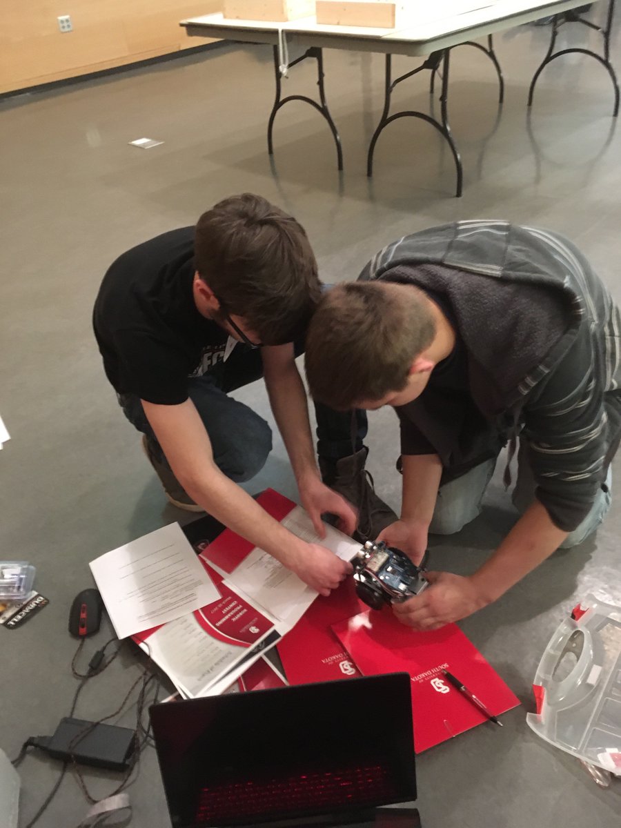 mrspooleyo's tweet photo. Great time at the @usd Robotics competition! @ELC_Code_Club @ELCMidgets https://t.co/g9dGVDil2s