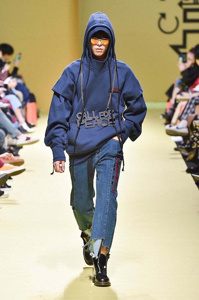 Lxxkx_smith's tweet photo. CRES. E DIM. 2017 F/W SEOUL FASHION WEEK
Model : Han Seungsoo
#CRESEDIM #menswear #mensfashion #SeoulFashionWeek #sfw2017 #fw17 https://t.co/E667jhB0Q6
