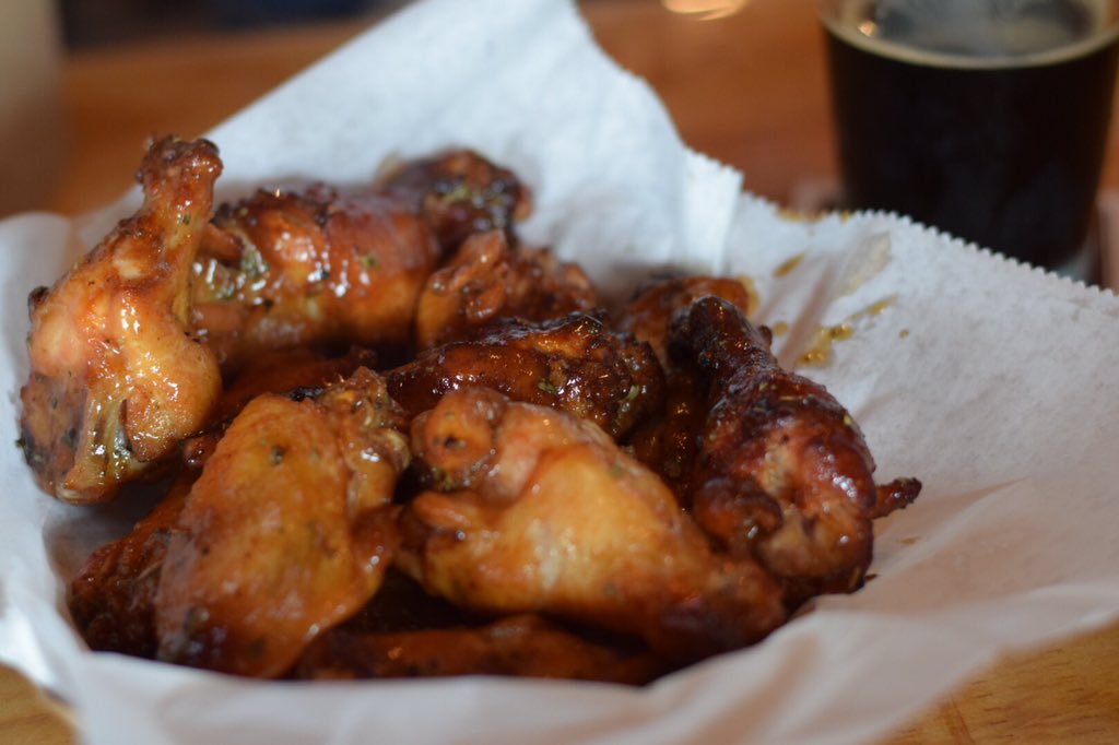 beerphilligoss's tweet image. 4 hour smoked lemon, garlic, bourbon wings from @FatDansDeli + barrel aged stout from @Flat12Bierwerks = me in love.