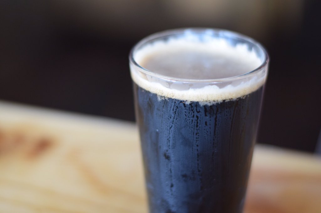 beerphilligoss's tweet image. 4 hour smoked lemon, garlic, bourbon wings from @FatDansDeli + barrel aged stout from @Flat12Bierwerks = me in love.