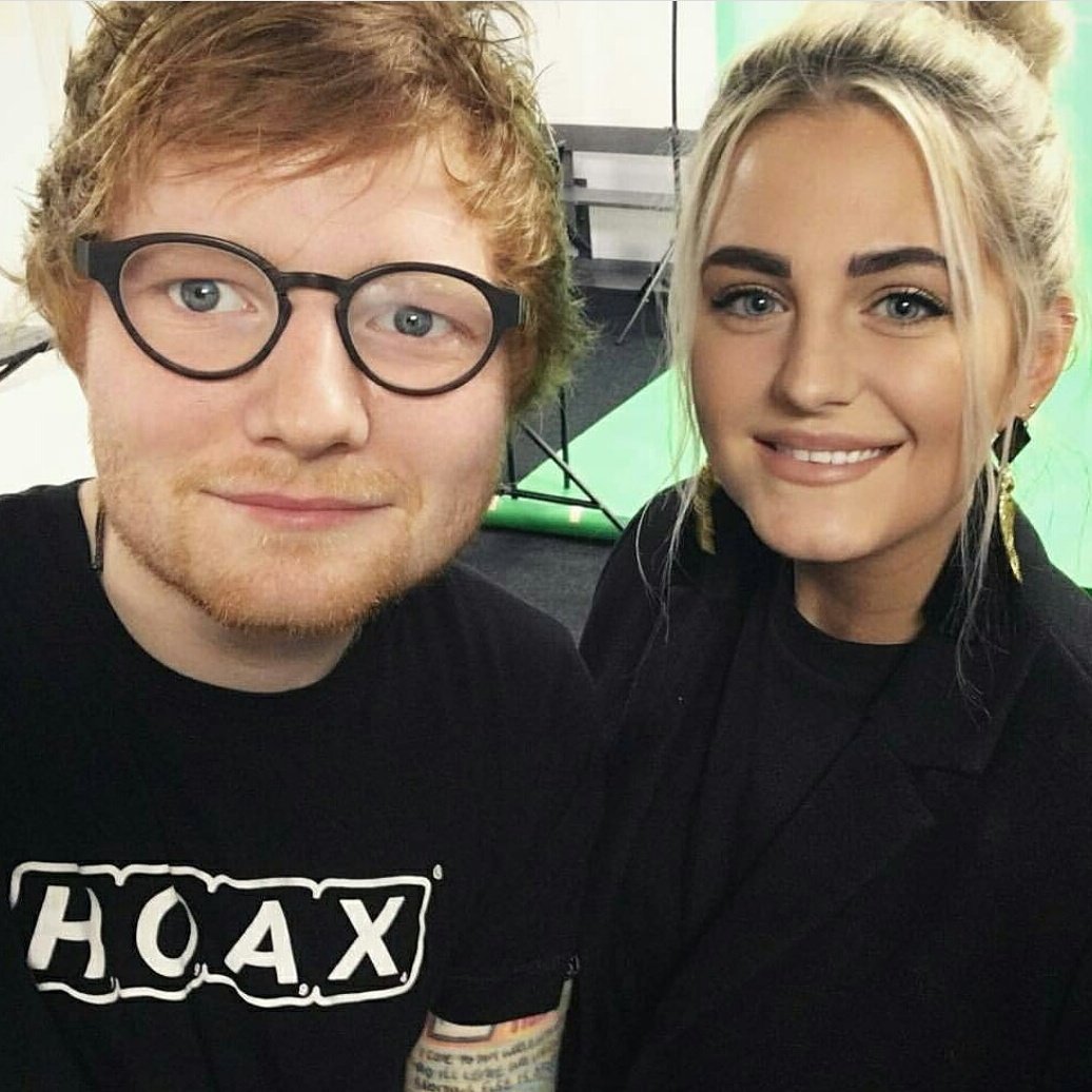 sheerios_py's tweet photo. Ed junto a fans en el backstage del show en Suecia. 
#SheeriosPy https://t.co/S2wF8YbSM0