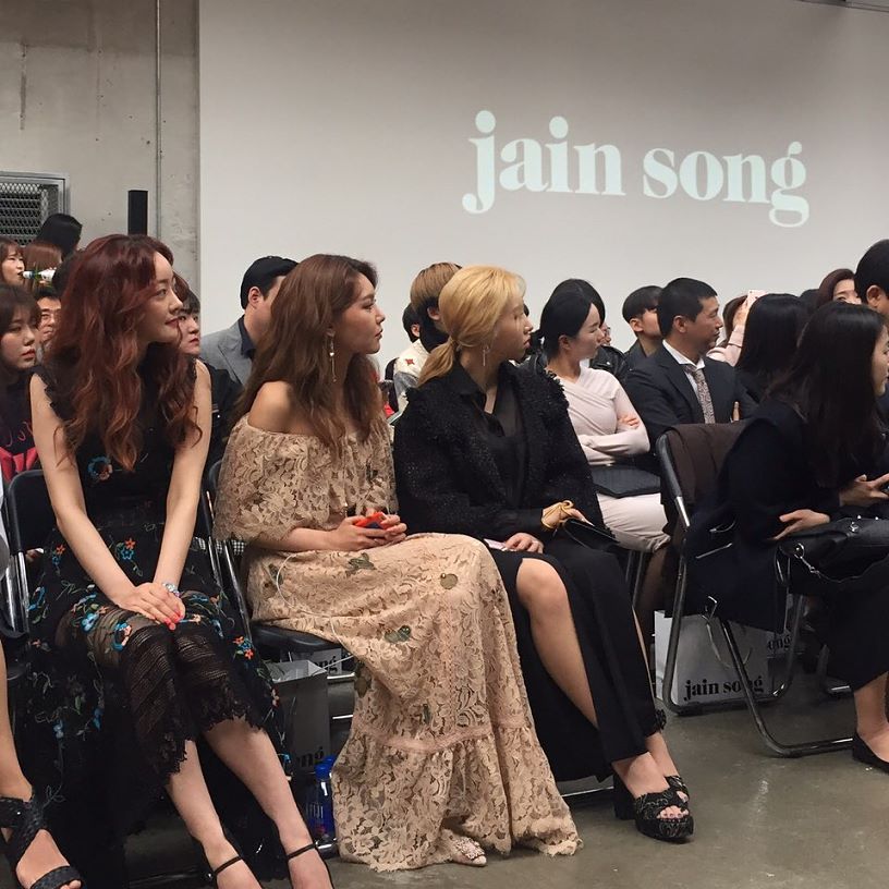 [PIC][30-03-2017]SooYoung tham dự sự kiện ra mắt BST Thu - Đông của thương hiệu "JAIN SONG" trong khuôn khổ "2017 S/S HERA Seoul Fashion Week" vào chiều nay C8L7st7VwAAoeF4