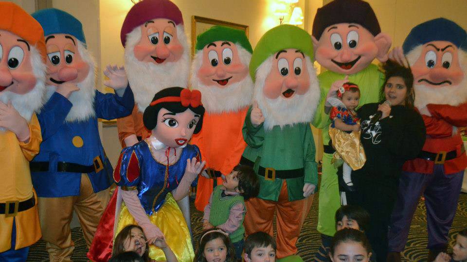 MagicEventsPA's tweet image. Sí, también tenemos muñecos de Blancanieves y los siete enanitos para que tu hija disfrute al máximo su fiesta.