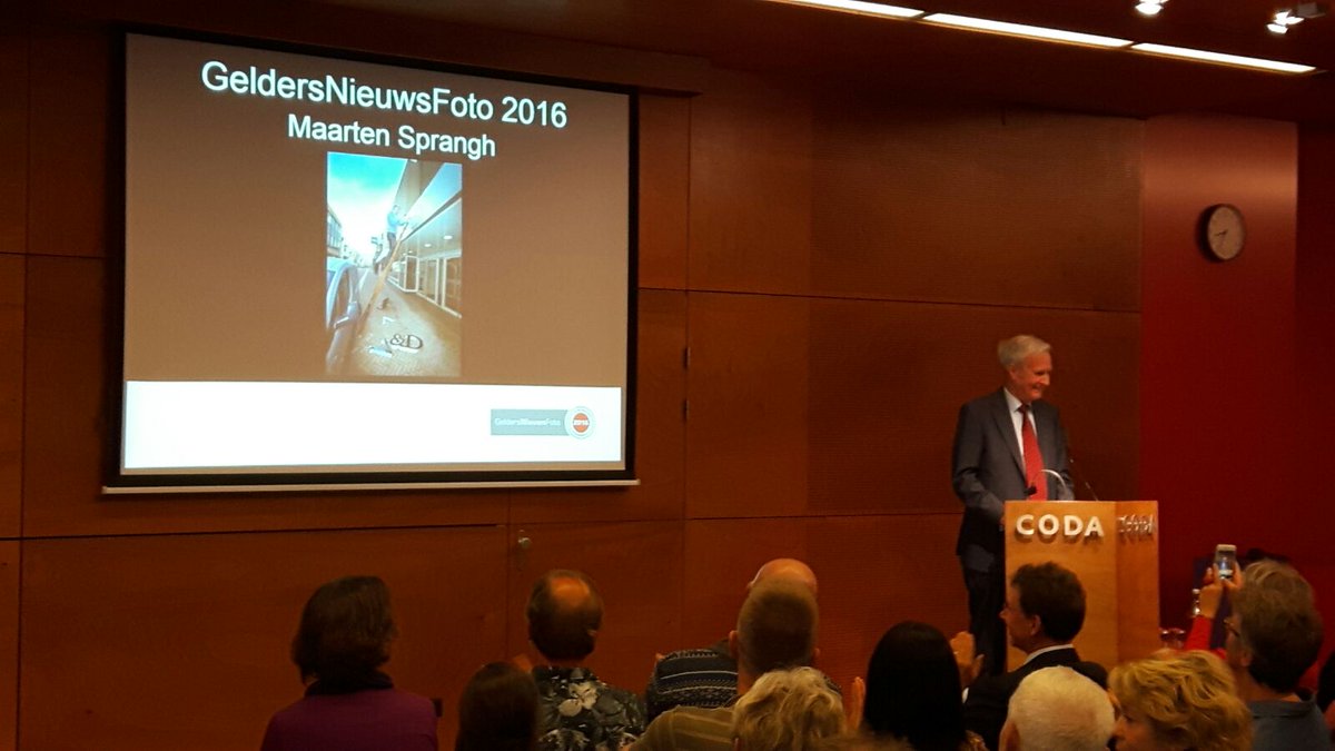 CODAapeldoorn's tweet photo. Maarten Sprangh maakte de winnende foto van #GNF2016. Hij bracht in beeld hoe het V&D logo gedemonteerd werd aan de hoofdstraat in Apeldoorn https://t.co/42AE4sz711
