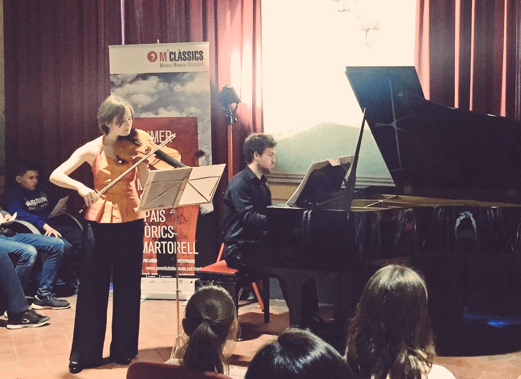 AjuntaMartorell's tweet photo. Magnífica vetllada musical, avui a #CalNicolau, amb #MClassics de @jm_martorell: Mauri i Horváth interpretant Schumann, a #Martorell https://t.co/wXQ0lnTAEe