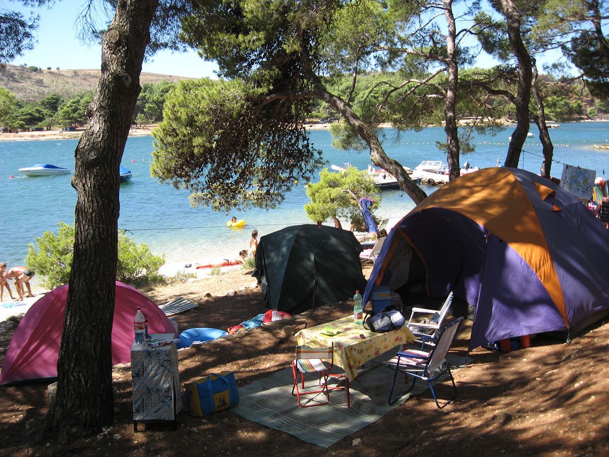 EmeraldLakeRV's tweet photo. Sun shining, tent set up, and picnic ready? Feels like a vacation! #HamOnt #camping #vacation #summer #lake #swimming https://t.co/9tR5kK2nth