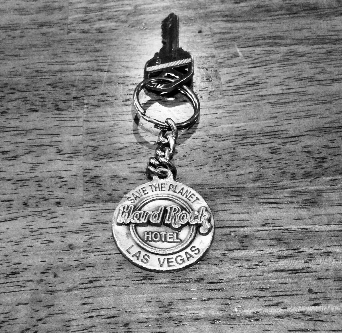Schwizza's tweet photo. @ZZWard @EKiddBogart @momicakelly The ring https://t.co/UYsfBYuj1j