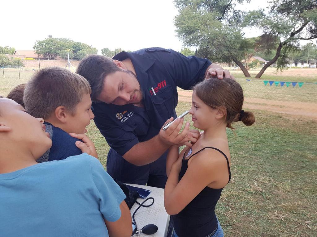 cariss_25's tweet photo. Doing some vitals on kiddies and explaining what its all about #feccEpic #DipEMC https://t.co/7HUtwMzuet