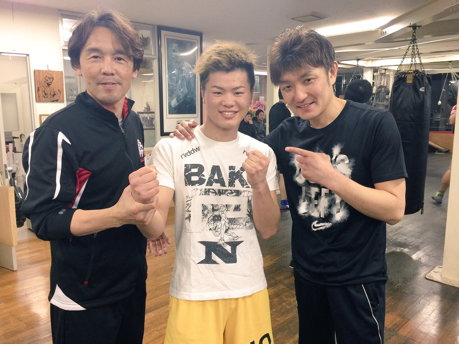 那須川 天心 今日は帝拳ジムへ行ってきました いつも教えて下さる葛西さん 大和さん 繊大さんと1枚 そして本田会長に世界チャンピオンしか貰えないサウナスーツを頂きました ありがとうございます これ着てまた練習頑張るぞ 那須川 天心 今日は帝拳ジムへ行ってきました いつも教えて下さる葛西さん 大和さん 繊大さんと1枚 そして本田会長に世界チャンピオンしか貰えないサウナスーツを頂きました ありがとうございます これ着てまた練習頑張るぞ