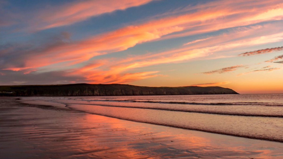 GreatDevonDays's tweet photo. Didn't #Putsborough &amp; #BaggyPoint look fantastic last night?! #PhilBeer took this amazing shot! https://t.co/tY0cTfao6H