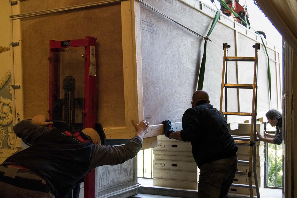 Capodimonte_mus's tweet photo. Il racconto per immagini di una giornata emozionante: l'arrivo della più grande opera di #Picasso!
#aspettandoPicasso
#waitingforPicasso https://t.co/bk5QFW4Oi0