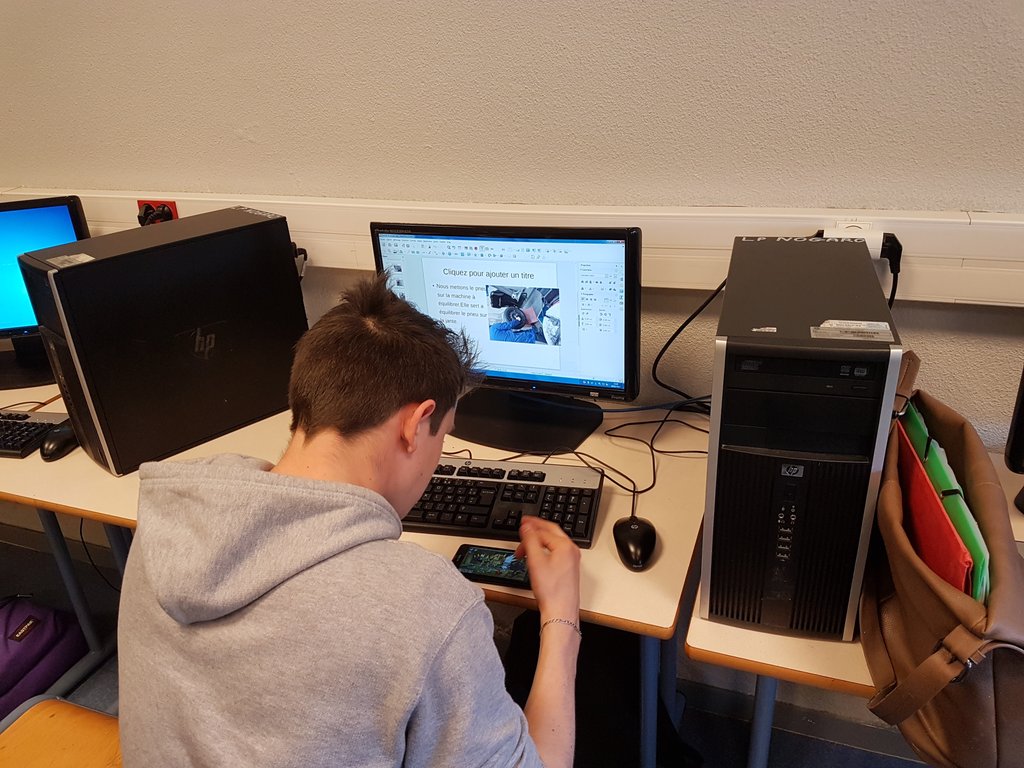 LyceeNogaro's tweet photo. Journées persévérance scolaire #JPS2017. Les élèves de seconde pro MEI COM MVA MELEC travaillent ensemble sur des projets professionnels https://t.co/IornaLHQv3