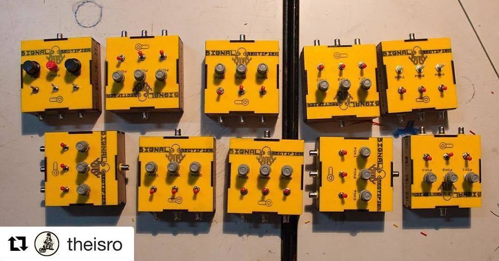 artscienceblr's tweet photo. So many machines. Built by the participants. 
From the glitch machine workshops

#glitch #signals #rectifier #expe… https://t.co/pAeJvEsZ5g https://t.co/J3onNSWAjY