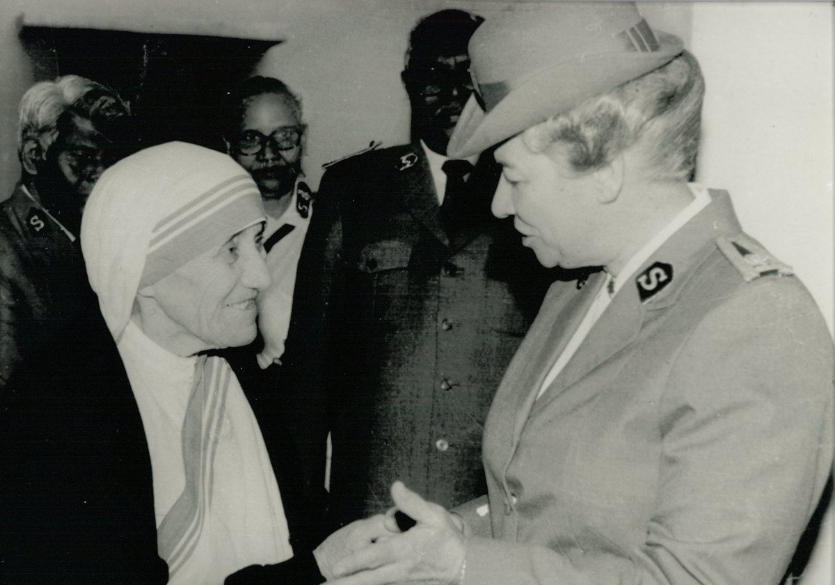 WarCryUSA's tweet photo. Gen. Eva Burrows meets fellow servant of Christ, Mother Teresa, in India. #TBT #EvaBurrows #MotherTeresa #SAHistory #WomensHistoryMonth https://t.co/6P29dTwNpJ