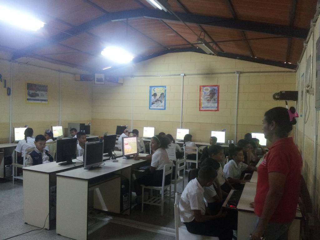 CbitCumana's tweet photo. Apoyando a la Prof.Maritza Bastardo. CRA. Trompo de los alimentos sección Prof. Vicmeri Acuña.  Visita guiada 4to B https://t.co/gv0pNQmvyk
