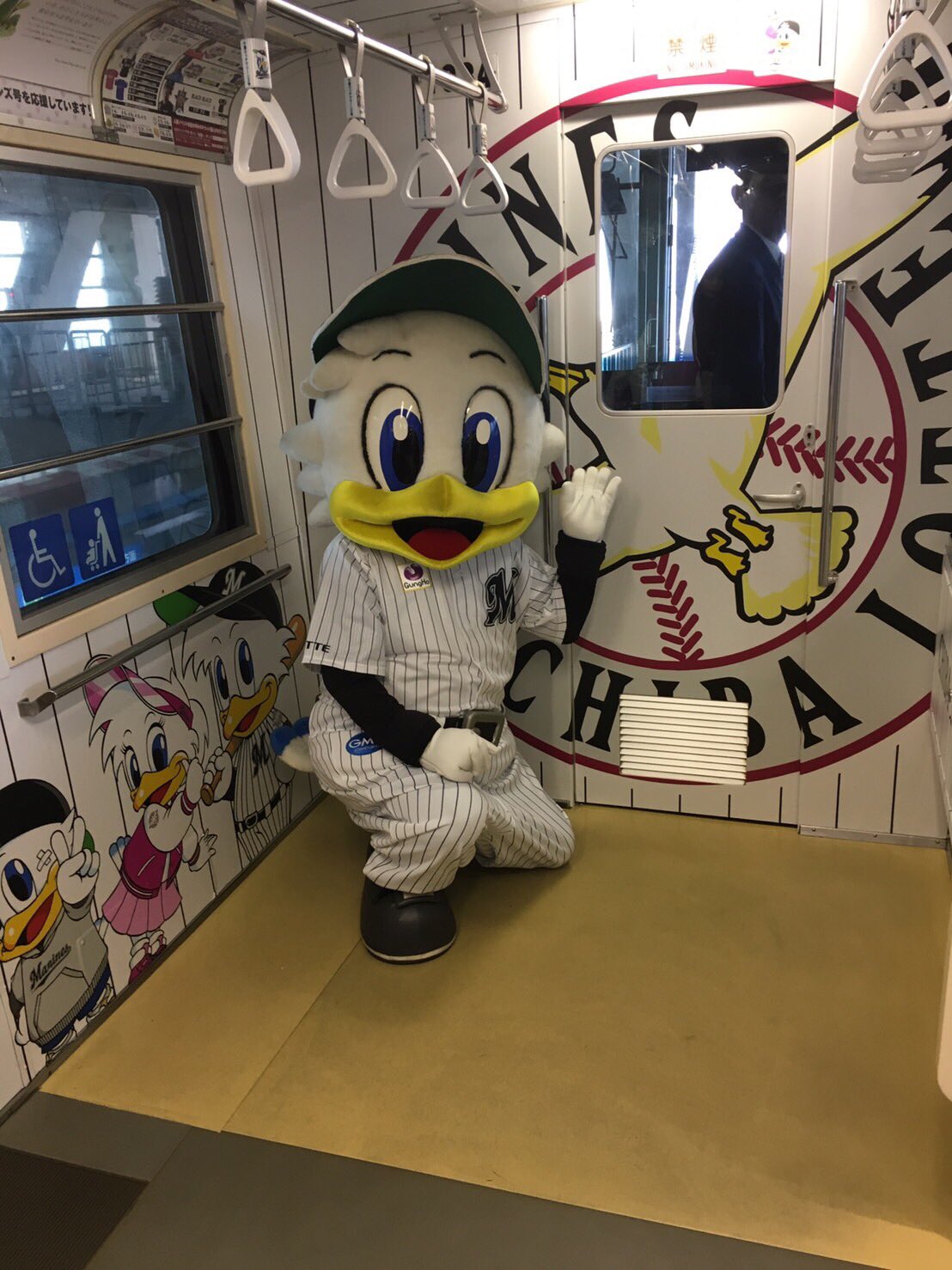 マーくん 千葉ロッテマリーンズ さっそく乗らせてもらえました 中はマリーンズのロゴとかイラストがたくさんあって ここにも ここにも ここにもーっ 明日から運行するそうなので 是非是非乗ってみて下さいませ 車両のボディのラッピングも左右で マーくん 千葉ロッテマリーンズ さっそく乗らせてもらえました 中はマリーンズのロゴとかイラストがたくさんあって ここにも ここにも ここにもーっ 明日から運行するそうなので 是非是非乗ってみて下さいませ 車両のボディのラッピングも左右で