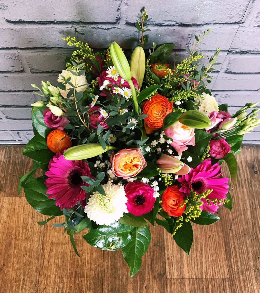 poppiesflorists's tweet photo. #flowers #florist #bouquet #pink #orange #Gerbera #ranunculus #vuvuzela #vuvuzelarose #poppies #poppiesflorist #poppiesfloristsalford https://t.co/k8lwG9Mipv