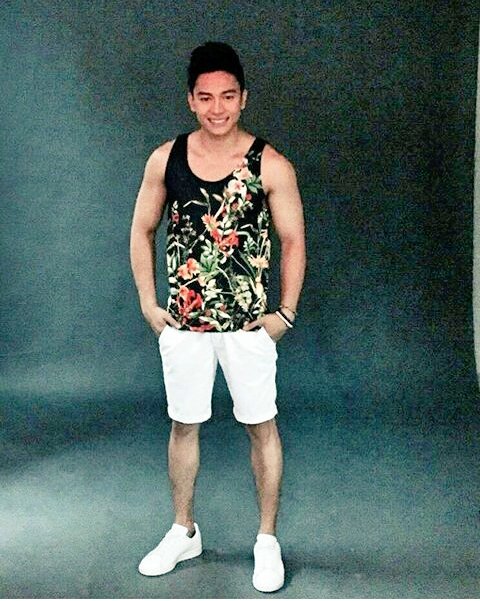 thnkr_bll's tweet photo. Mahilig siya sa White shoes. ♥ Uy, di siya topless ngayon. ♥ @jak_roberto #MTBMissYouLikeCrazy #ACSummerShoot https://t.co/7i8BuiXuK7