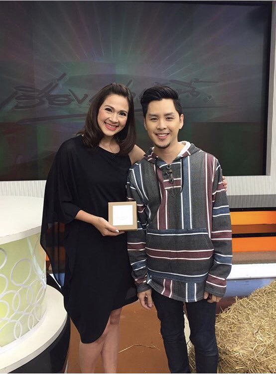 gunboomh23's tweet photo. ส้มฉุน&amp;นายแม่ 20 ปีที่แล้ว 
กับส้มฉุน&amp;นายแม่ปัจจุบัน
น่ารักเหมือนเดิม เพิ่มเติมคือความกวน
#themasksinger #ทอมRoom39 https://t.co/RE0i4whqN5