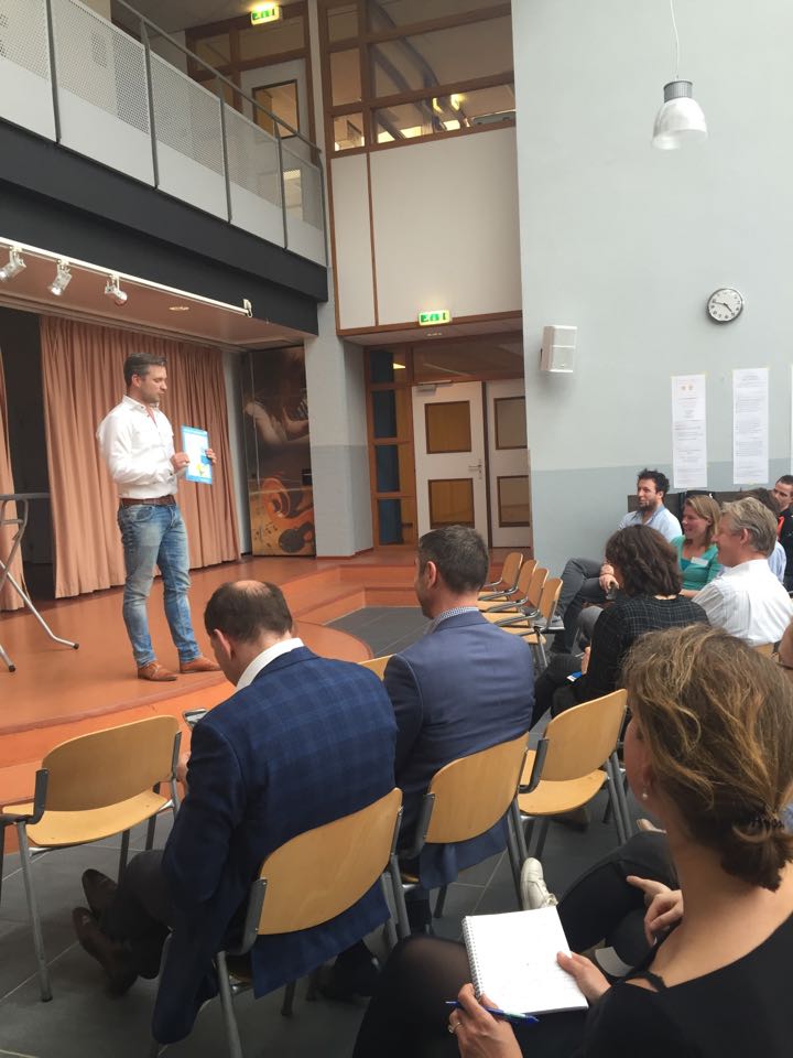 PatriesDouma's tweet photo. Mooie opkomst bij de interactieve netwerkbijeenkomst #JOGG. JOGG-regisseur  @wesliegerrits en wethouder @PaulBlokhuis trappen af! #jogg https://t.co/AQZd83qRZ8